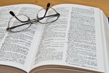 Wörterbuch mit Brille 500_F_33618760_tffcnyktqwAcRXKIm7i7zRV9s30LD2Yx.jpg