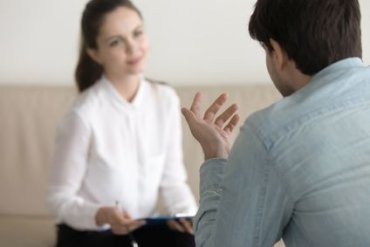 Female psychologist consulting male patient, job interview, busi psychosoziale Beratung.jpg